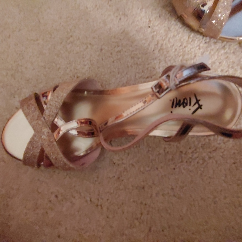 Short heels - Picture 3 of 8